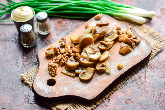 салат с курицей, грибами и грецкими орехами рецепт фото 5
